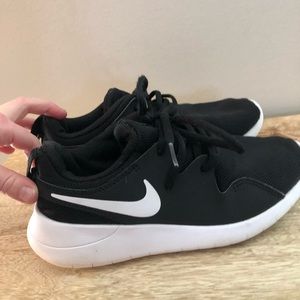 Nike Black & White Sneaker
